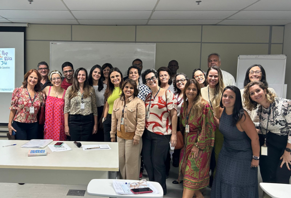 Imagem com magistrados (as) e servidores (as) do TRT-RJ