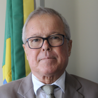 homem branco, calvo e usa óculos