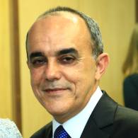 Homem calvo e cabelos grisalhos.