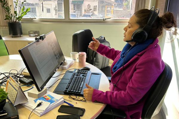 Conciliadora realizando audiência virtual.