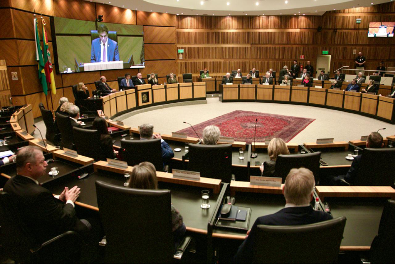 Foto em diagonal do plenário do TRT-4