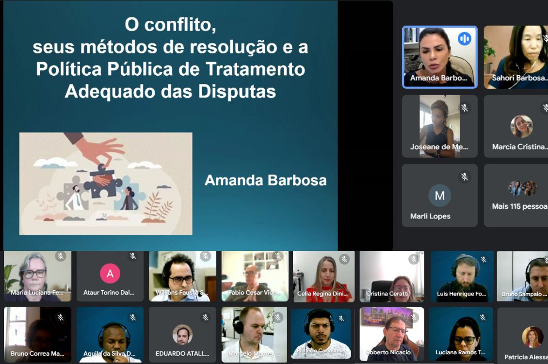 Print de tela com o tema da primeira aula e Dra. Amanda no canto superior direito da tela. Abaixo, alguns participantes online.