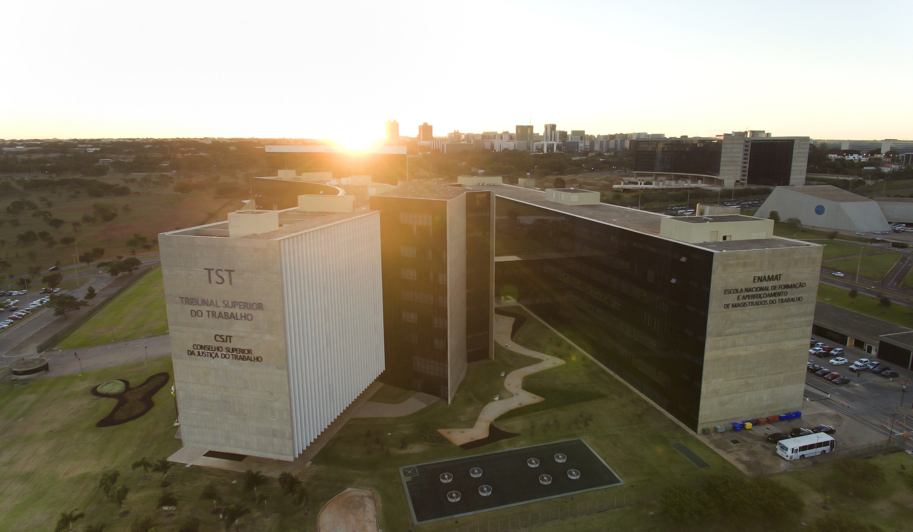 Imagem do prédio do TST e do CSJT