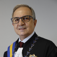 Homem branco, calvo e de oculos.