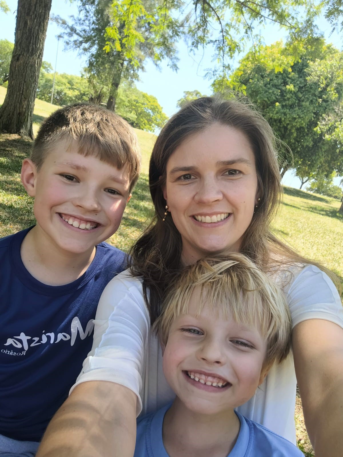 Fabiane Wallauer em selfie com os dois filhos