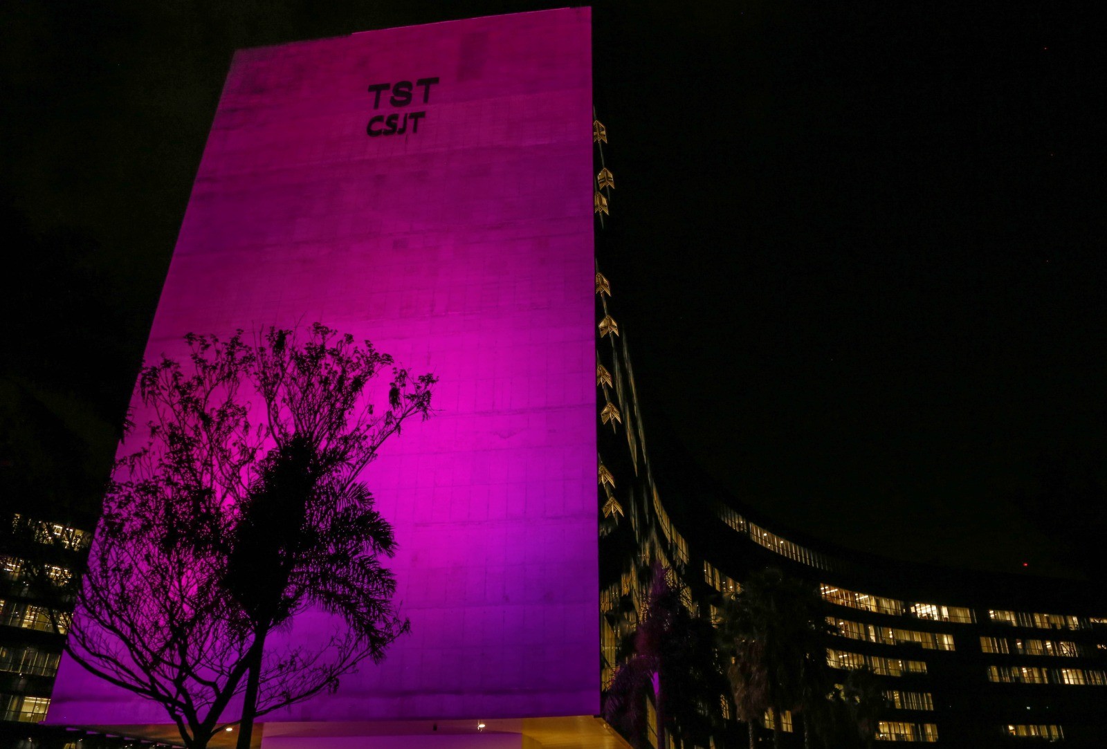 Fachada do TST com iluminação em rosa
