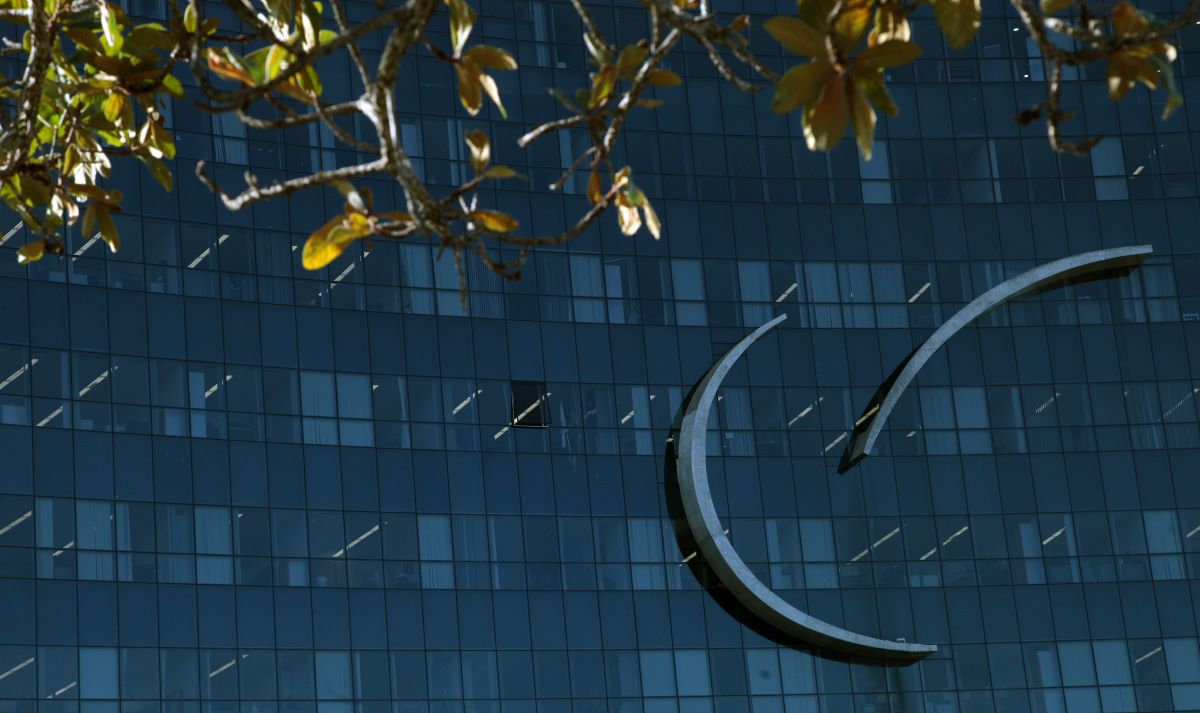 Detalhe arquitetônico do edifício-sede do TST. O detalhe é a fachada espelhada do prédio com os arcos de concreto.