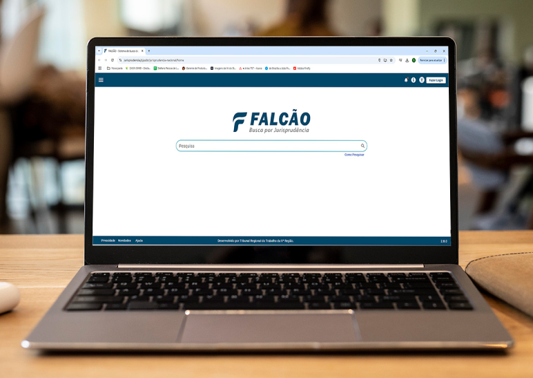 Foto de notebook com a página do Falcão na tela.