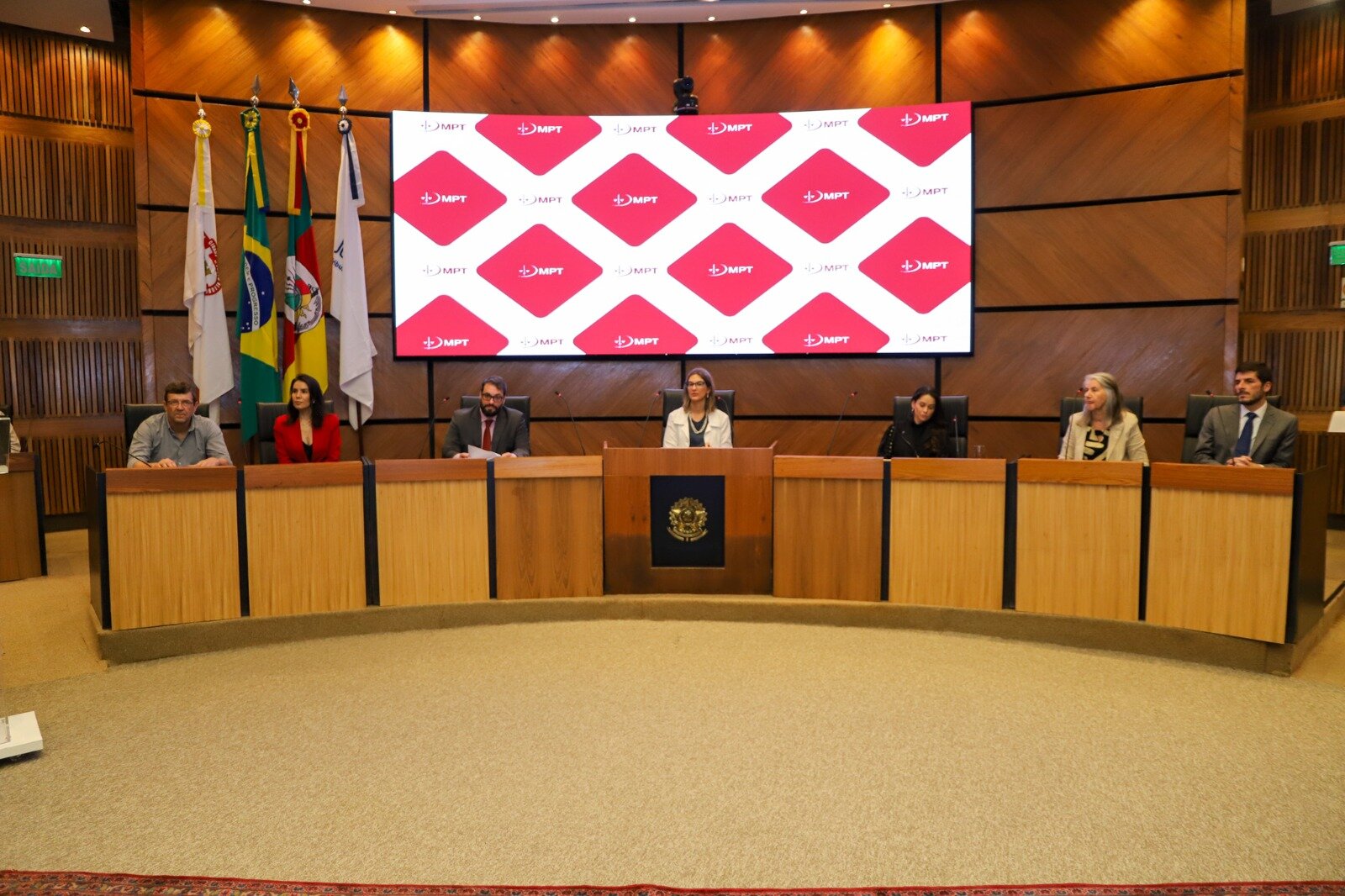 Mesa com autoridades na abertura de audiência pública no TRT-4 (RS)