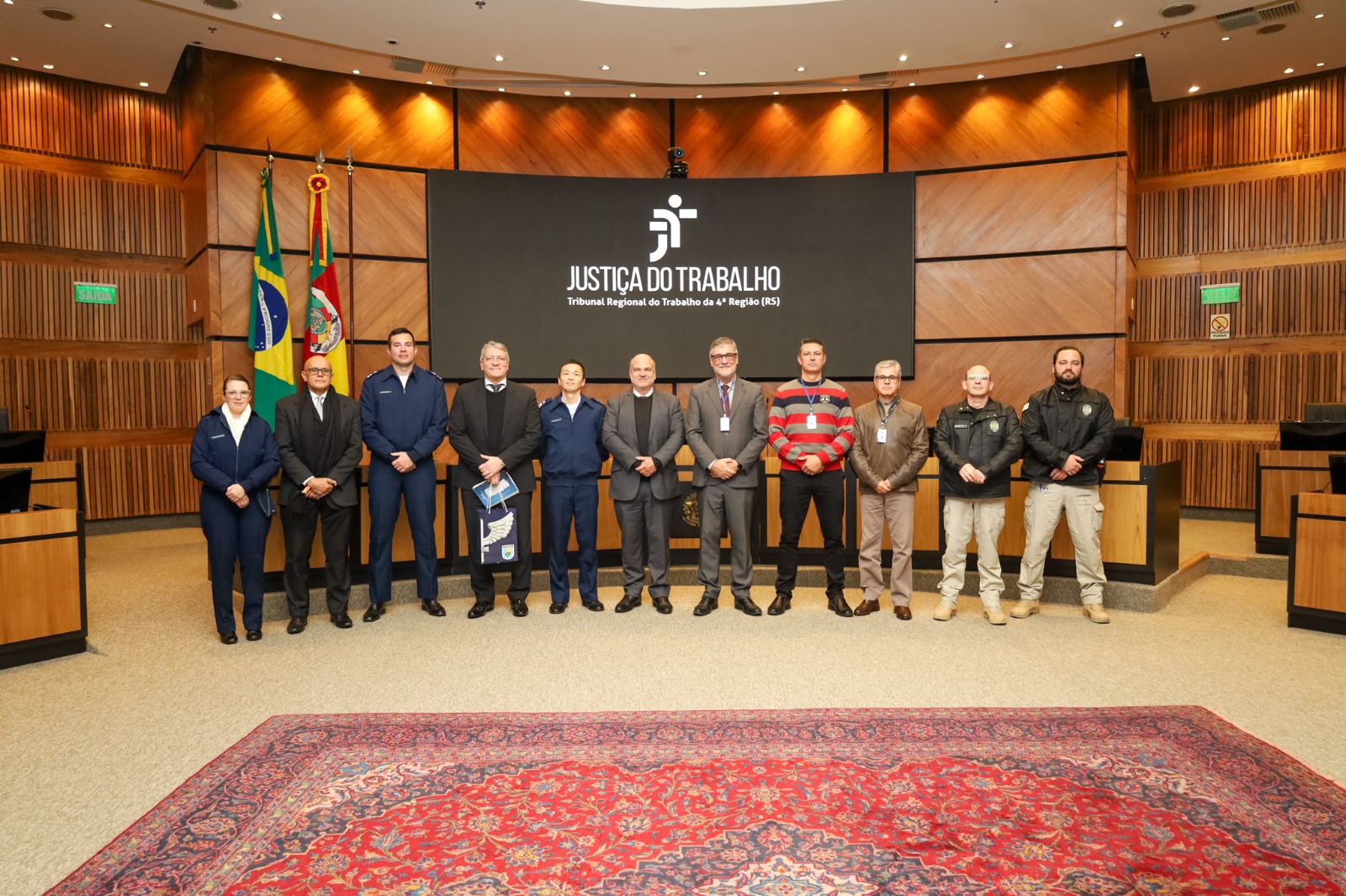 Comitiva da FAB visitando o Plenário do TRT-RS.