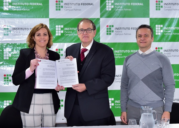 Presidente do TRT-PR Célio Waldraff, ao centro, diretora-geral do Instituto Federal, Graciela Cabreira e o juíz da Vara do Trabalho de Palmas, José Vinicius