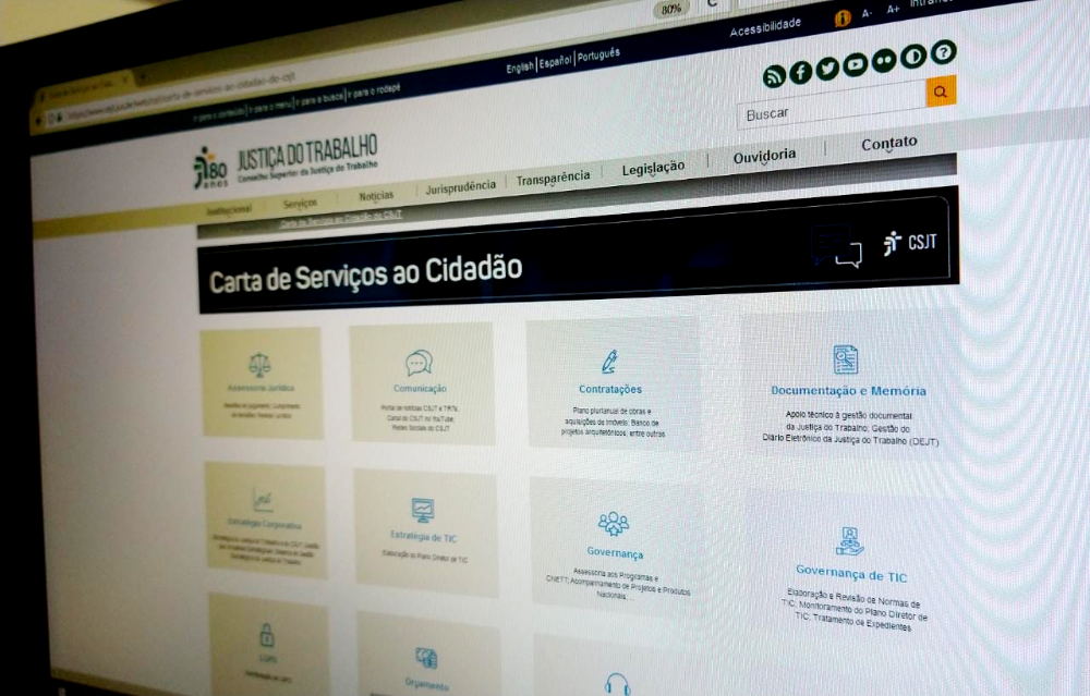 Foto do monitor com a tela da página da Carta de Serviço ao Cidadão.