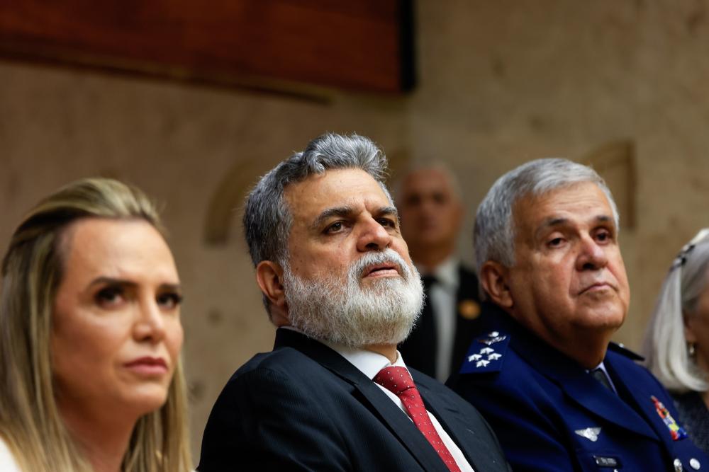 Foto do ministro no plenário do Supremo Tribunal Federal.