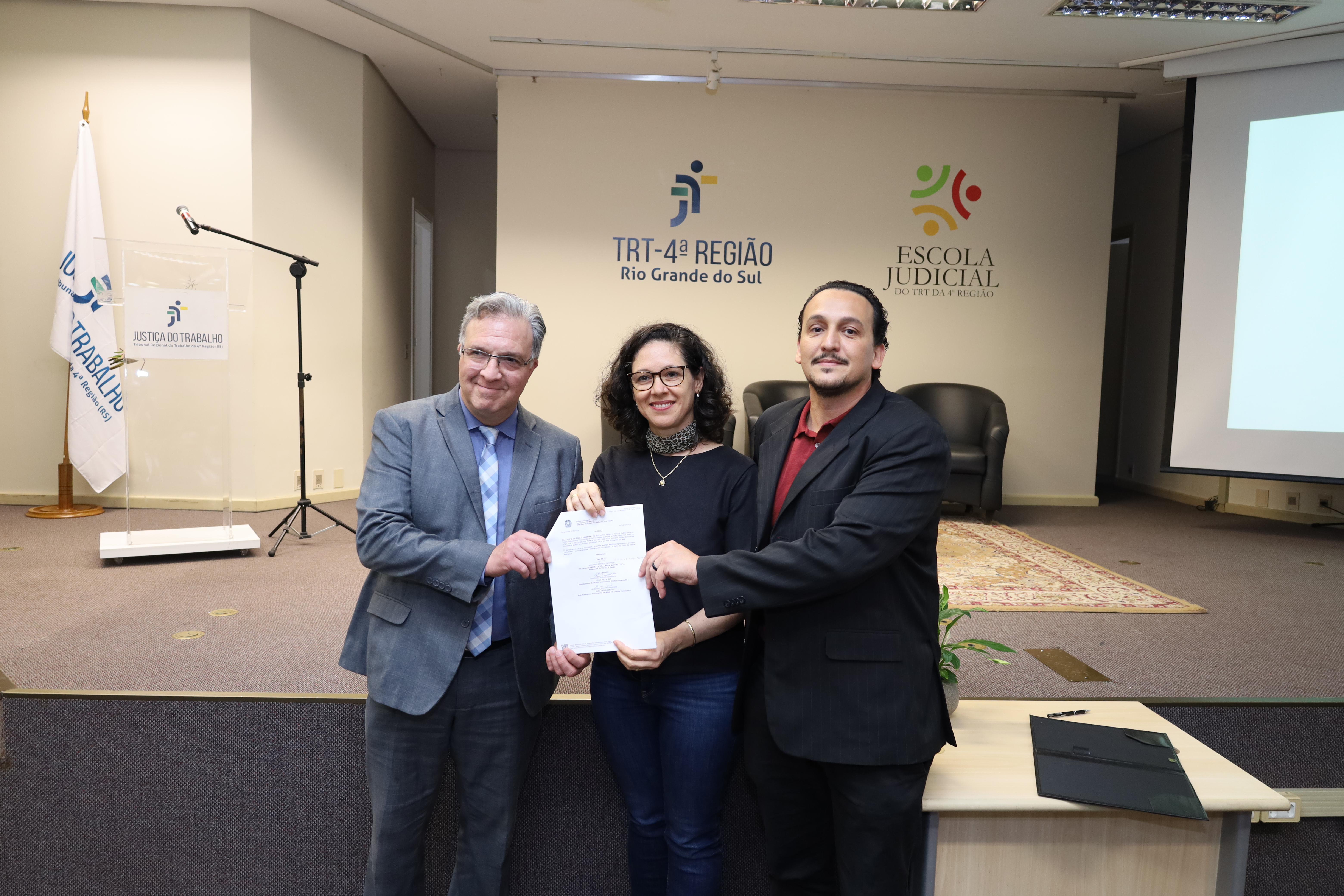 Fotografia referente ao acordo de cooperação realizado no TRT-RS