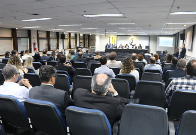 Público presente no auditório do prédio-sede.
