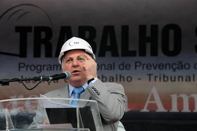 Ministro João Oreste Dalazen em ato do Programa Trabalho Seguro