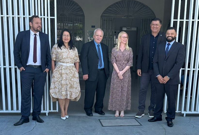 Fotografia com membros do TJAC e do TRT-14 para celebrar os novos pontos de inclusão digital