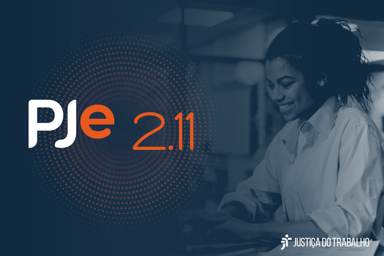 Ilustração do PJe.2011. Filtro azul marinho com uma mulher sorrindo digitando no teclado de um notebook de background. Ao lado tem a logo do PJe (fonte sem serifa branca, com a letra