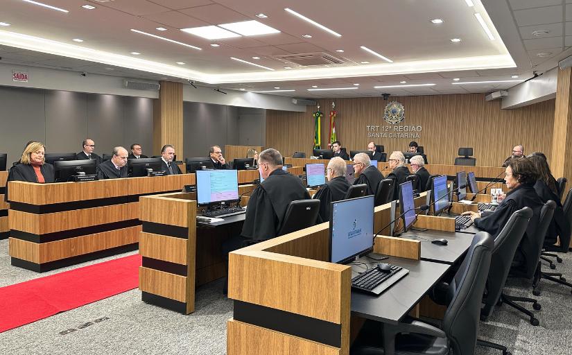 Foto de um plenário de tribunal com juízes e juízas sentadas realizando uma reunião.