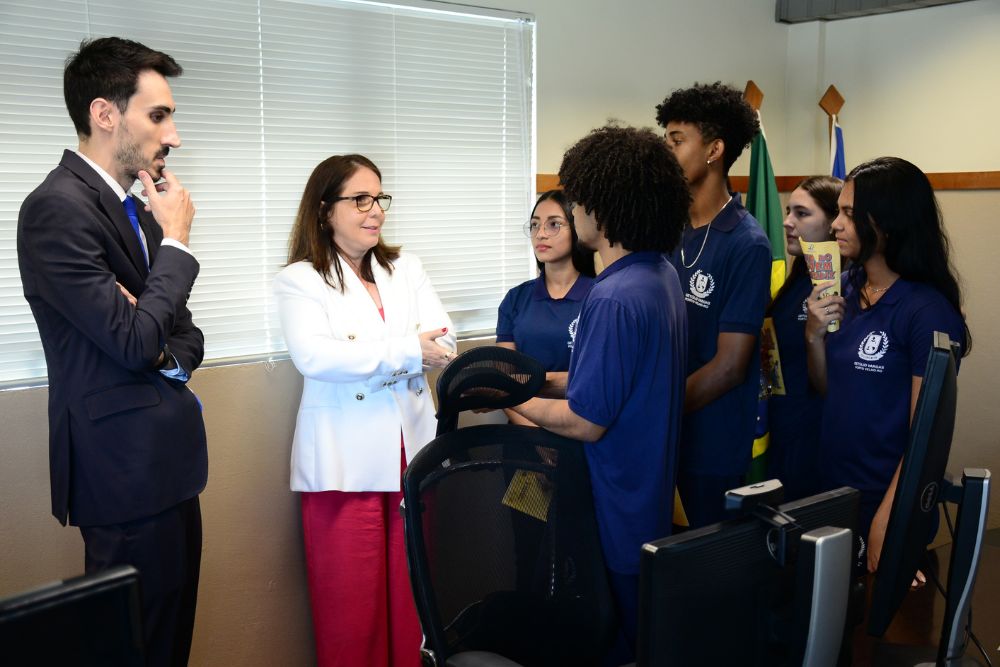 Juíz do Trabalho substituto e Juíza titular conversam com os estudantes da Escola Estadual de Ensino Fundamental e Médio Cívico-Militar Getúlio Vargas