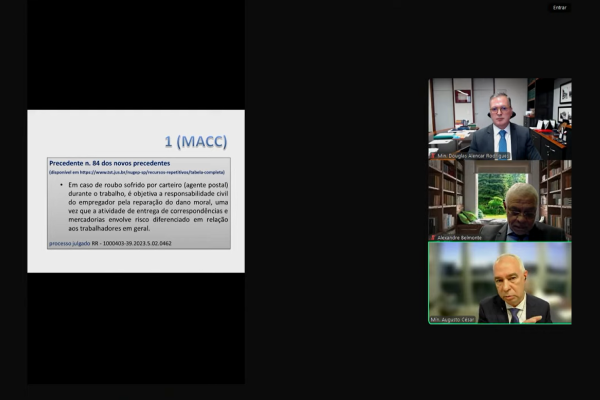 Print da tela com os três ministros e a apresentação.