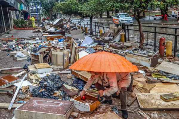 Calçada em Porto Alegre cheia de entulho após as enchentes que atingiu o estado.