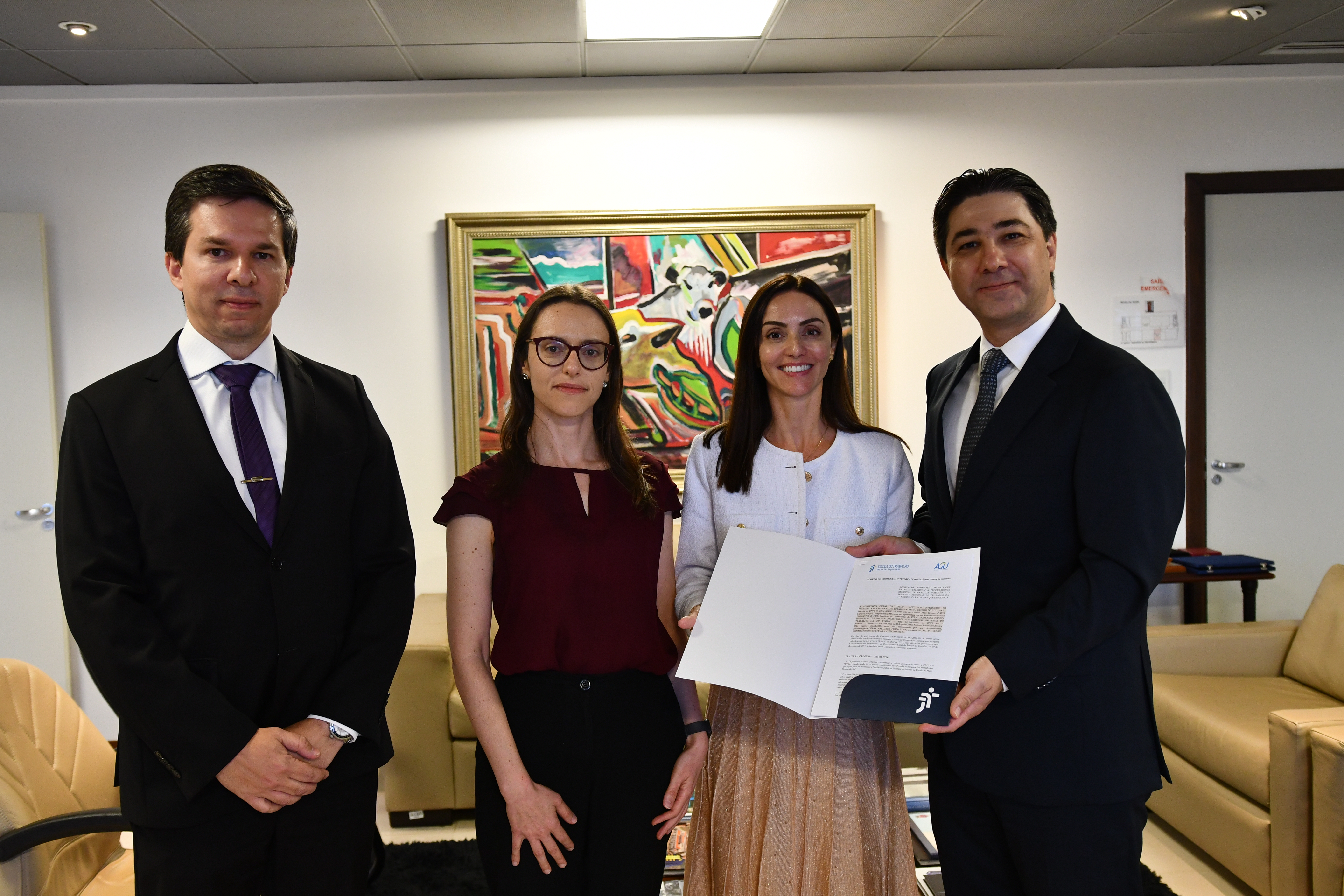 O Tribunal Regional do Trabalho da 24ª Região (TRT/MS) firmou, ontem, 17 de março, um acordo de cooperação com a Procuradoria Regional Federal da 3ª Região.