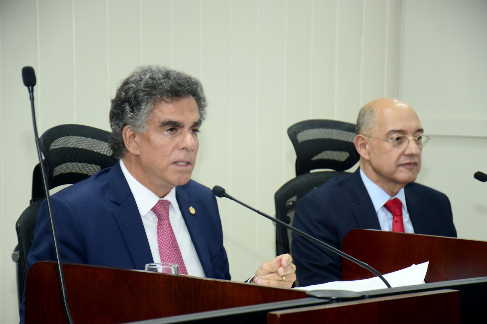 Foto do ministro corregedor ao lado do presidente do TRT-14 durante a sessão.