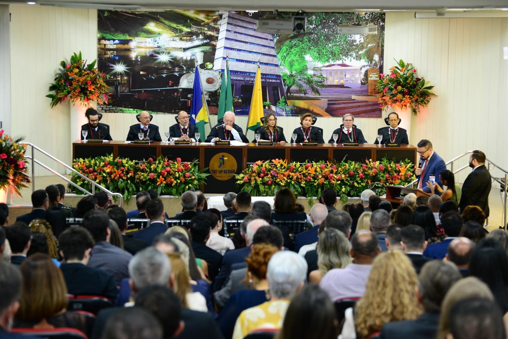 Fotografia do palanque do TRT-14 com os representantes da nova administração que tomou posse em Porto Velho (Rondônia)