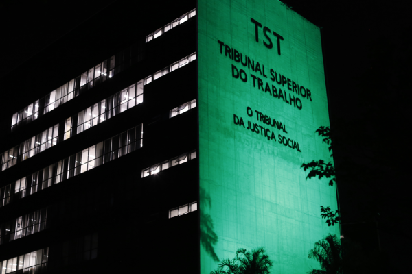 Edifício sede do TST e do CSJT ficará iluminado na cor verde durante todo o mês de abril.