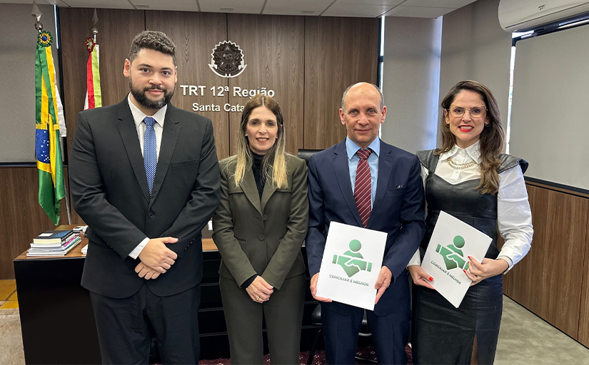 Fotografia dos participantes que firmaram a nova adesão ao projeto Conciliar é Melhor