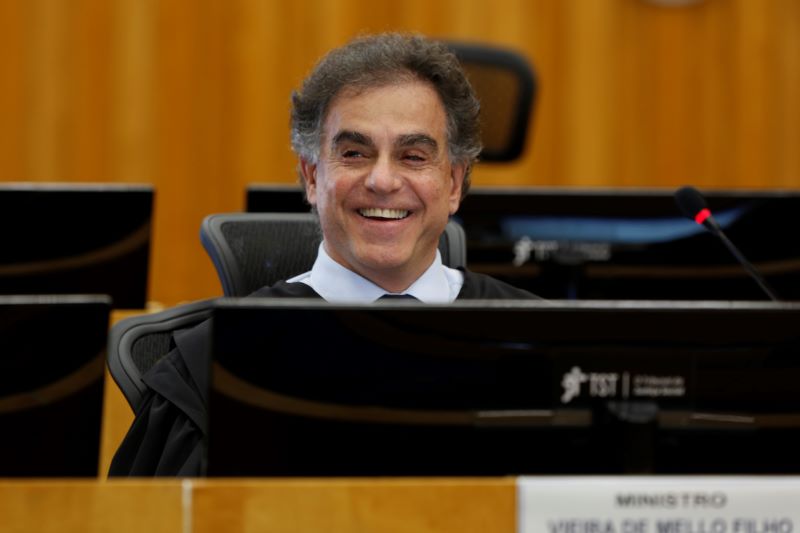 Ministro Vieira de Mello Filho sorrindo durante a sessão.