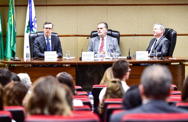O juiz do Trabalho Fernando Hoffmann (à esquerda) fala durante o evento, acompanhado pelo presidente da AATPR, Marcos Aurélio Guimarães ( à direita) e pelo juiz do Trabalho Fabrício Nicolau dos Santos Nogueira, mediador.