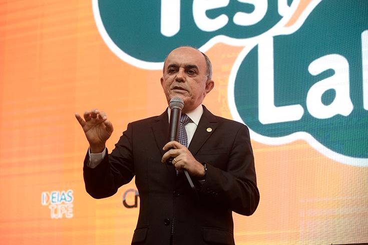 Ministro Cláudio Brandão falando na abertura do evento
