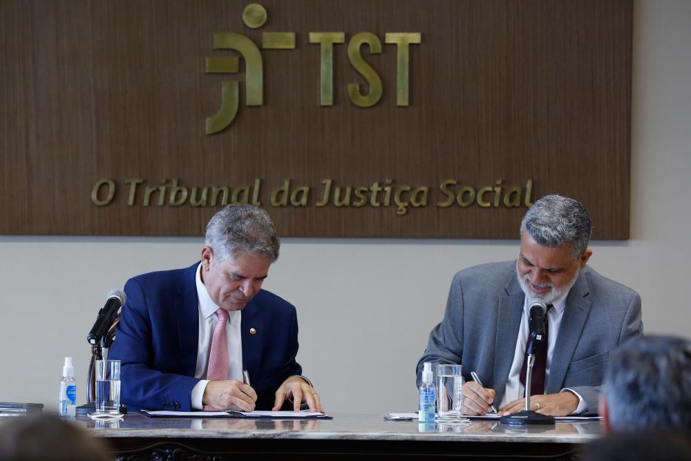 Ministro Lelio Bentes Corrêa (direita) e o procurador-geral do Trabalho, José de Lima Ramos Pereira (esquerda) assinando o acordo assinado. (Foto: Bárbara Cabral - Secom/TST)
