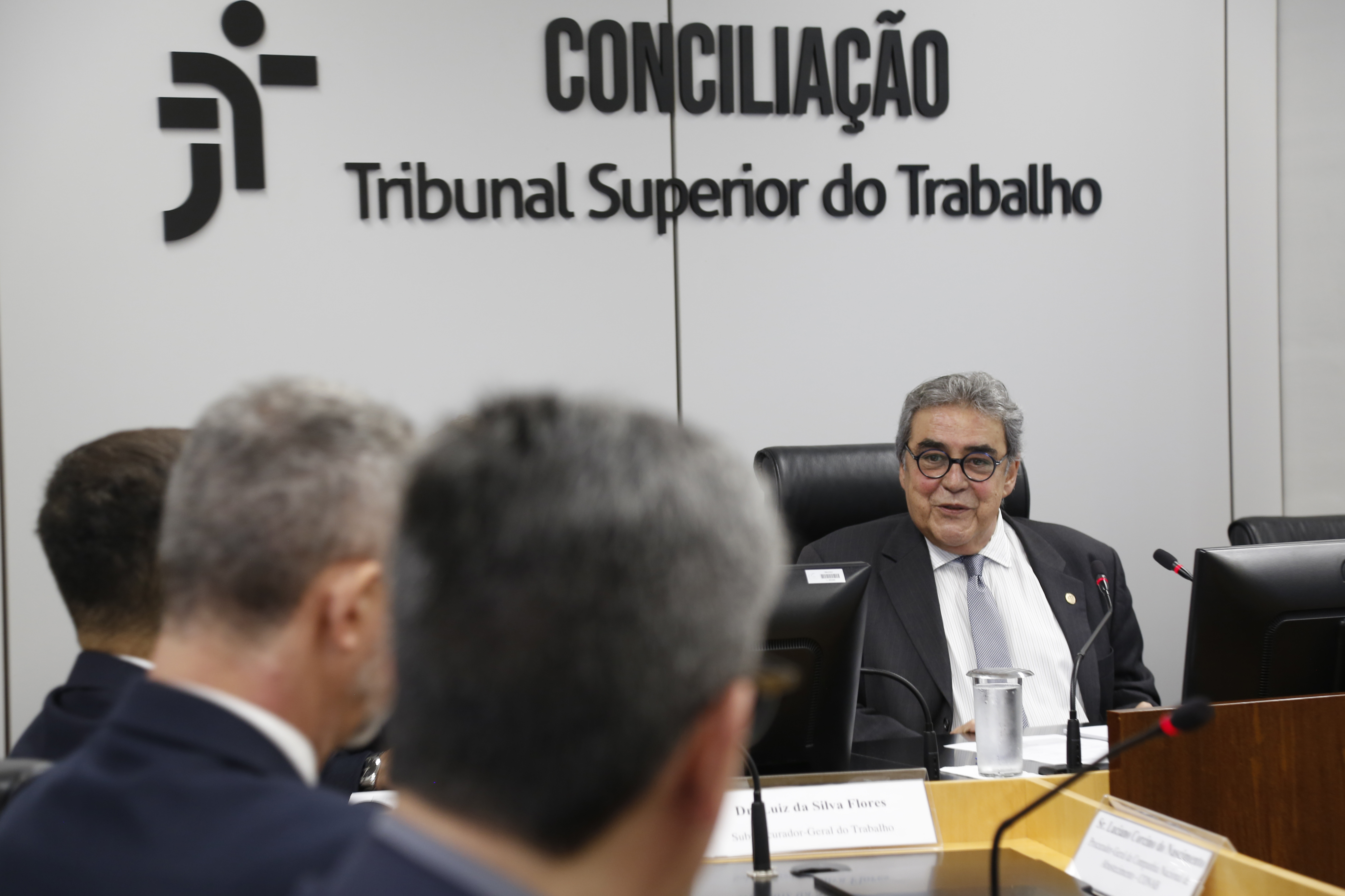 Ministro Aloysio Corrêa da Veiga na sala de conciliação do TST.