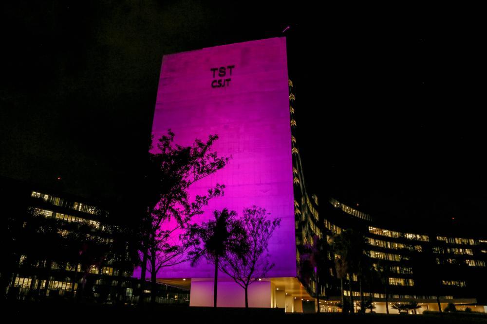 edifício sede do TST e do CSJT iluminada de rosa.