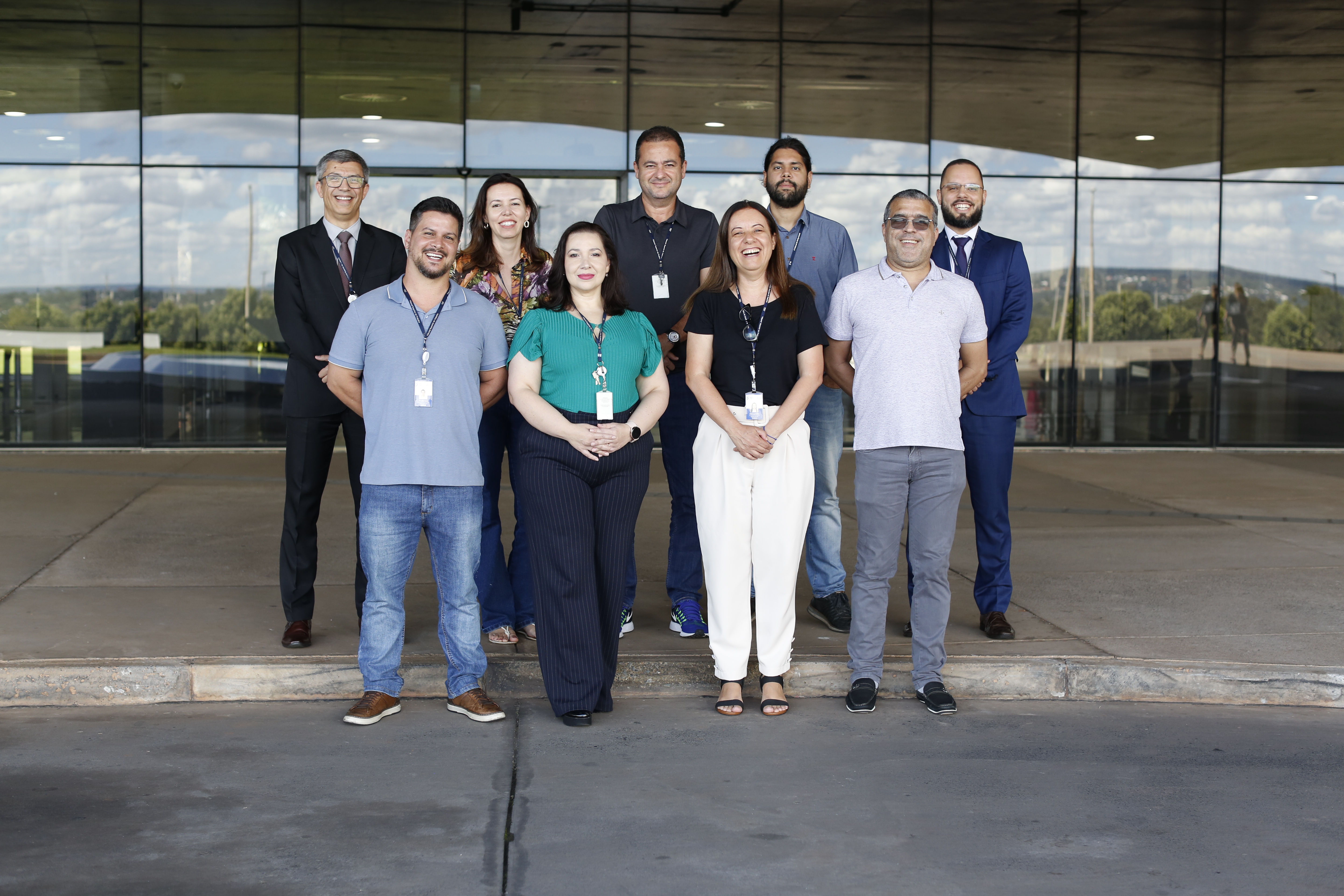 Imagem com os servidores do quadro próprio do CSJT posados na entrada do tribunal.