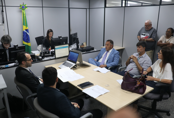 Fotografia com algumas pessoas no TRT-1 (RJ) para representar o termo de cooperação entre empresa e sindicato.