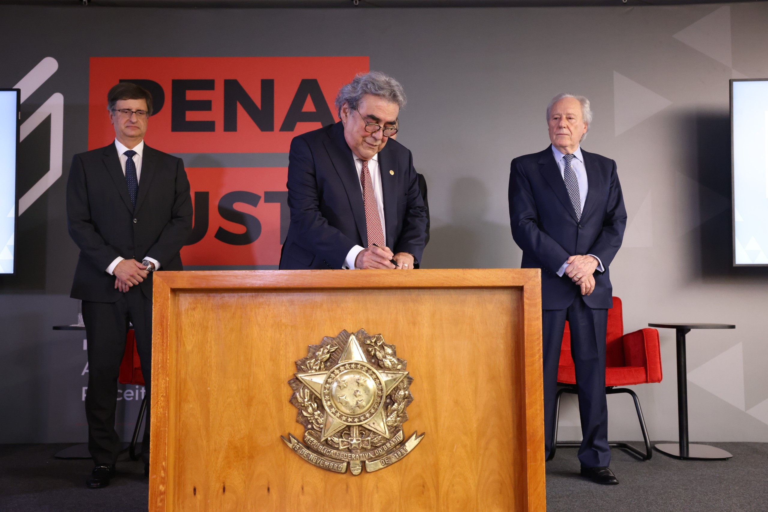 Ministro Aloysio Corrêa da Veiga assina acordo de cooperação técnica