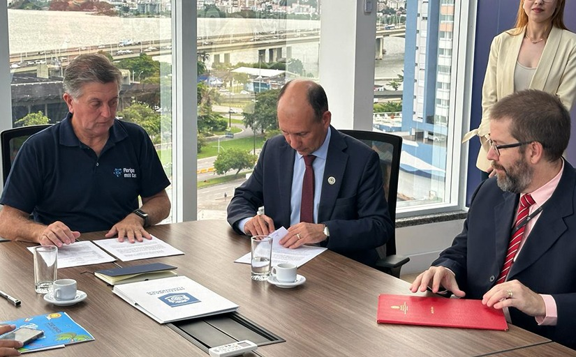 O termo de cooperação foi assinado na sede da Prefeitura, na terça-feira (26/3), pelo presidente do TRT-SC, desembargador Amarildo Carlos de Lima, e pelo prefeito Topázio Neto.