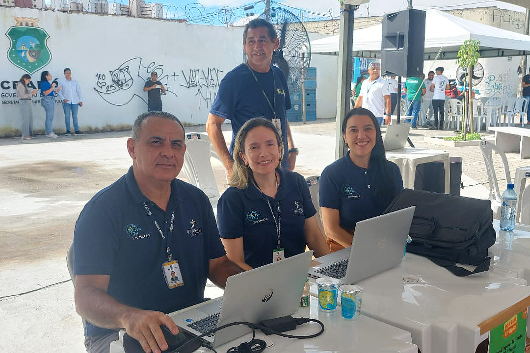 Servidores do TRT-CE prestam diversos serviços à população vulnerável por meio do Pop Rua em Ação. Foto realizada na edição que ocorreu no bairro Papicu, em março.