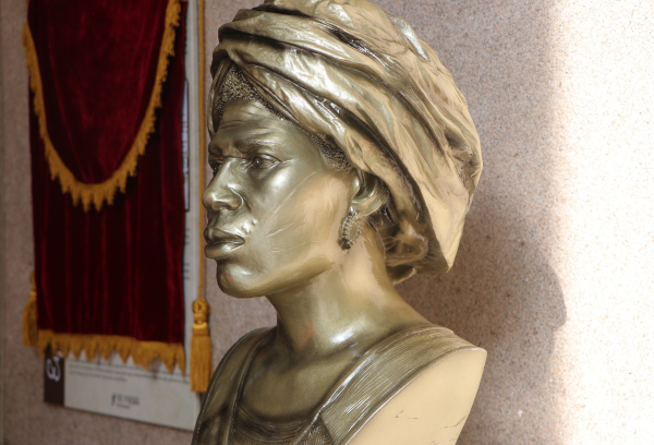 Fotografia de estátua de uma mulher. 