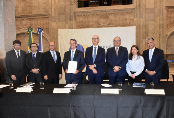 Foto dos signatários do acordo realizado no TRT-RJ. 