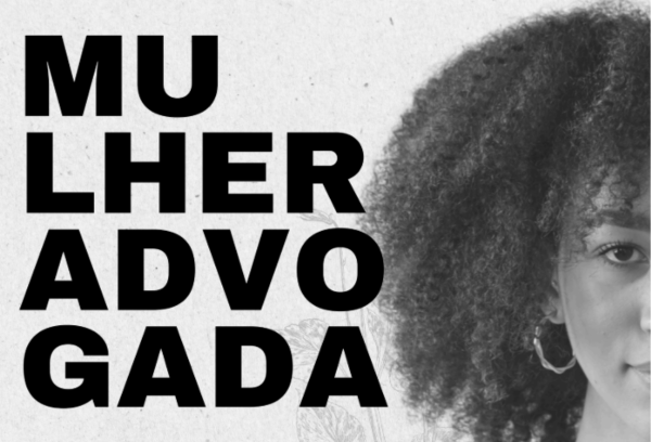 Fotografia de uma mulher com cabelo preto ao lado da frase em negrito MULHER ADVOGADA.