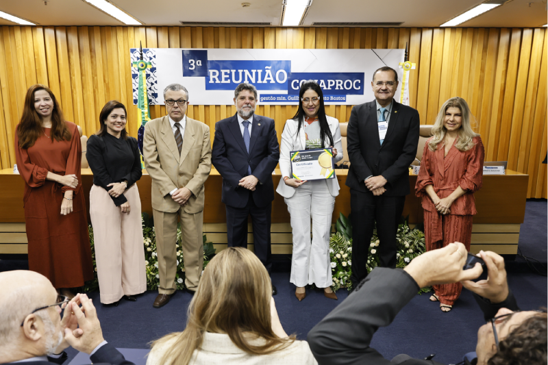ministros caputo bastos e sérgio pinto martins durante entrega de premiações na terceira reunião do conaproc