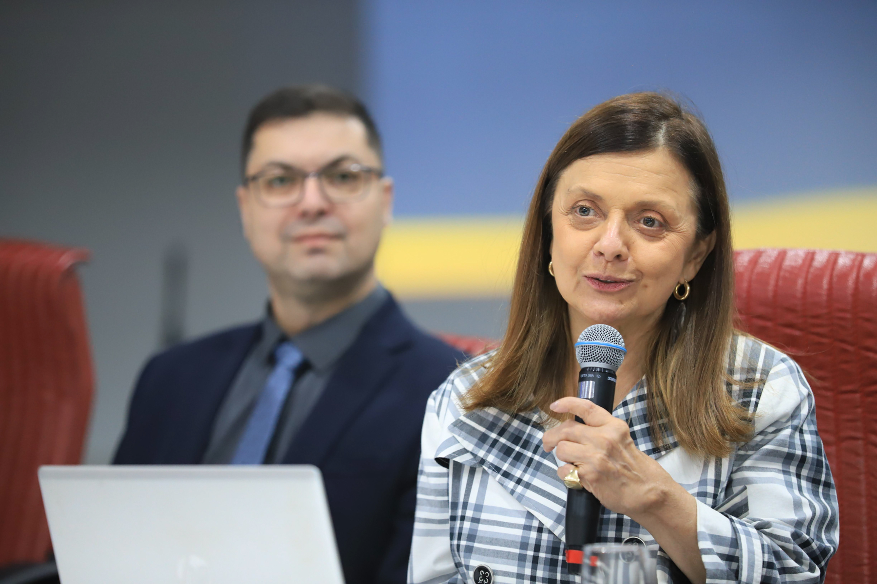 Servidor Alex Fagundes e Juíza Anita Lübbe.