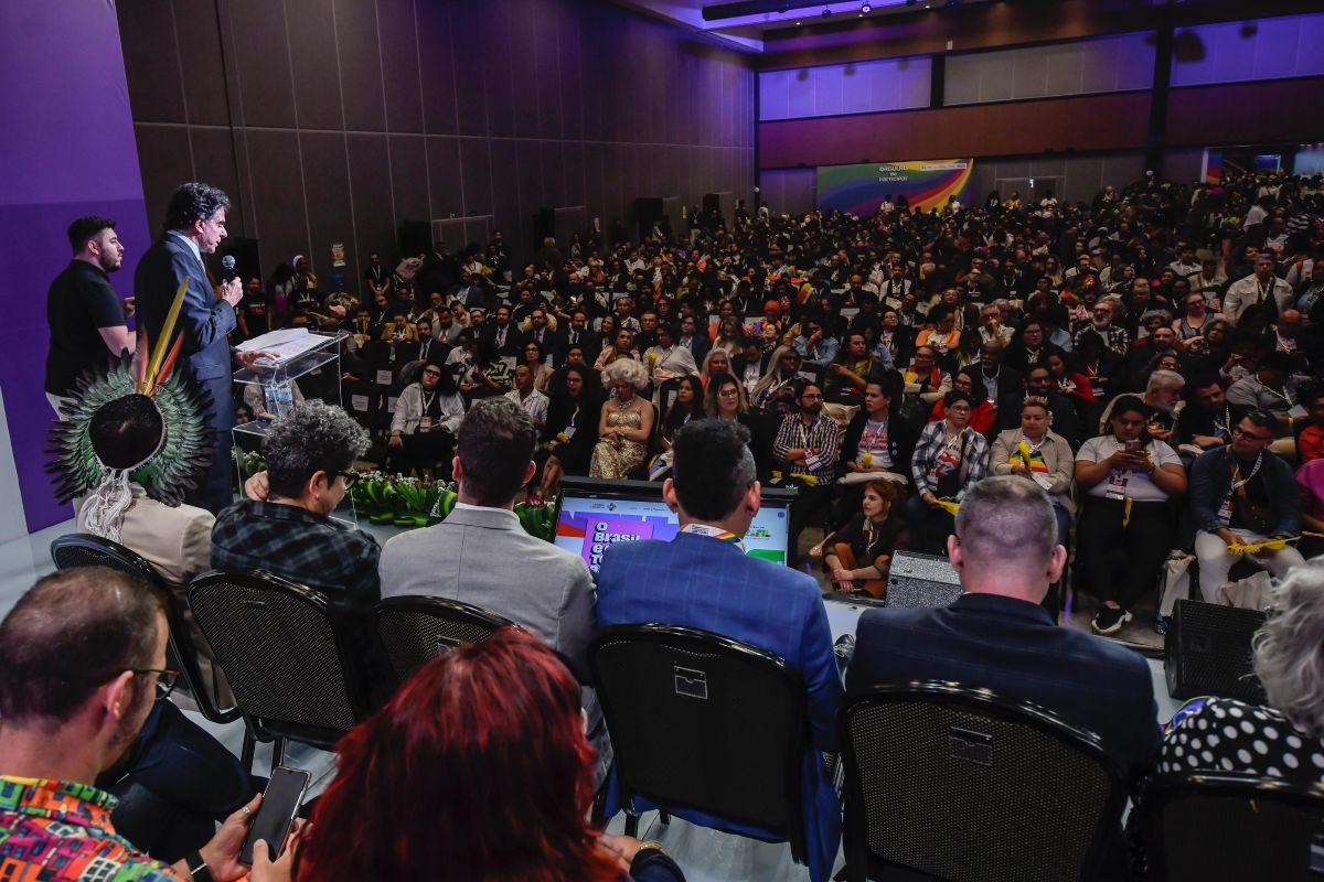 Ministro Vieira de Mello se dirige à plateia do congresso LGBTQI+