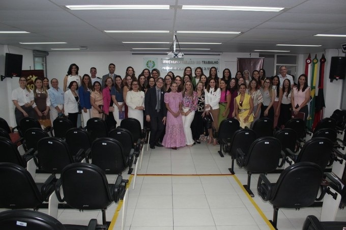 Fotografia com todas as pessoas participantes de audiência reunidas ao fundo da sala.