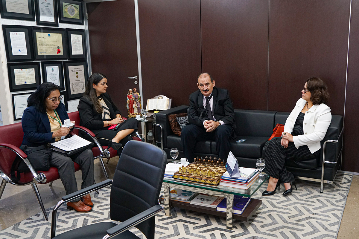 Reunião no gabinete com representantes do TJCE